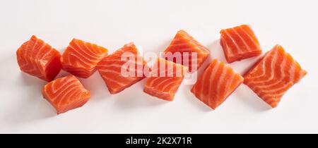 Filetto di salmone fresco a fette su tavola bianca Foto Stock