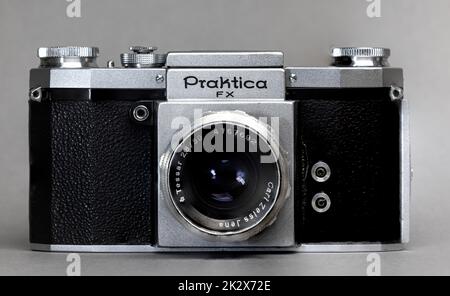 La vista in scala di grigi di una telecamera Practica vintage isolata sullo sfondo grigio Foto Stock