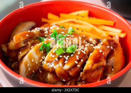 Cotoletta di tonkatsu di maiale o pollo fritto croccante con riso giapponese Foto Stock
