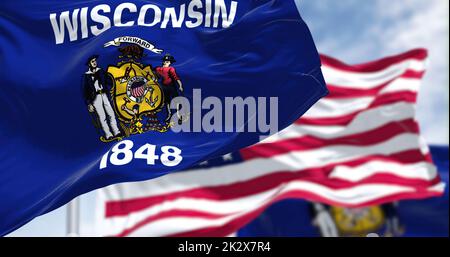 La bandiera dello stato del Wisconsin sventola insieme alla bandiera nazionale degli Stati Uniti Foto Stock