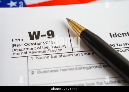 Modulo fiscale W-9 richiesta di numero di identificazione contribuente e certificazione, concetto di finanza aziendale. Foto Stock