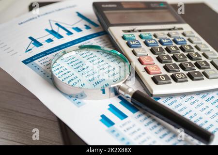 Calcolatrice su carta per grafici e fogli di calcolo. Sviluppo finanziario, conto bancario, Statistiche, investimenti analisi dei dati di ricerca economia, Borsa trading, concetto di impresa. Foto Stock