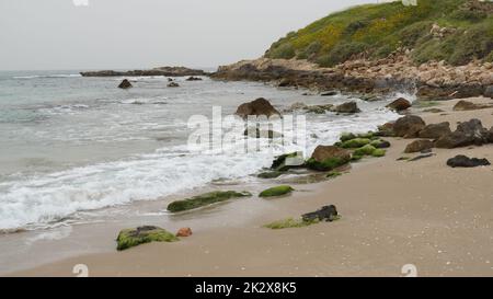 Vista panoramica della costa mediterranea rocciosa. Baia tranquilla nel nord di Israele. Foto Stock