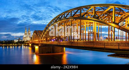 Skyline della città della Cattedrale di Colonia e ponte Hohenzollern con il fiume Reno in Germania al crepuscolo panorama Foto Stock