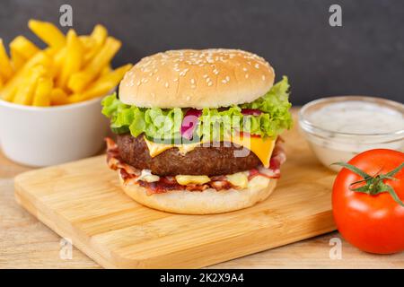 Hamburger Cheeseburger fast food con patatine fritte su un asse di legno Foto Stock