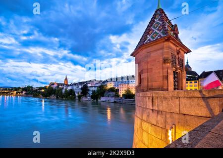 Ponte centrale di Basilea e vista serale sull'architettura storica Foto Stock