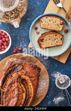 Pane di banana. Torta di banane appena sfornata fatta in casa su un tavolo blu. Vista dall'alto Foto Stock