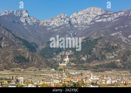 Castello di Avio paesaggio paesaggio provincia Trento Alpi montagne in Italia Foto Stock