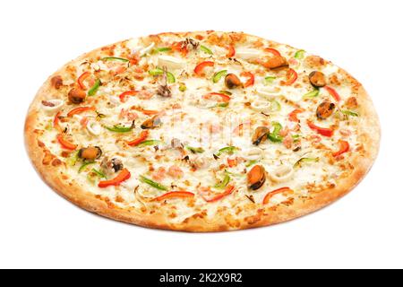 Gustosa pizza classica italiana fresca con pesce isolato su sfondo bianco. Foto Stock