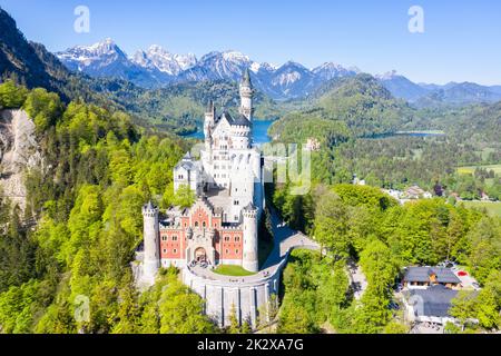 Schloss Neuschwanstein castello vista aerea Alpi paesaggio viaggio in Baviera Germania Foto Stock