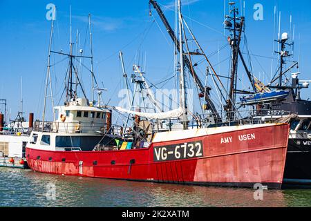 Nave da pesca commerciale Amy Usen con lavaggio dell'equipaggio appeso su una linea attraverso il ponte a Steveston British Columbia Canada Foto Stock