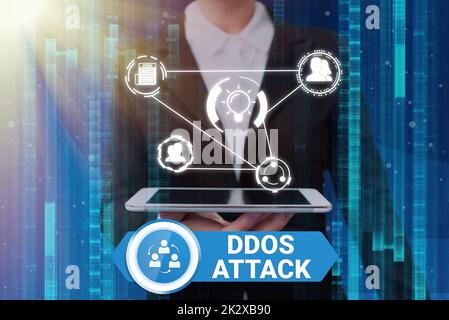 Firma scritta a mano attacco DDoS. Approccio aziendale autore cerca di rendere le risorse di rete non disponibile Lady in Suit tenendo tablet elettrici che presentano un pensiero innovativo. Foto Stock