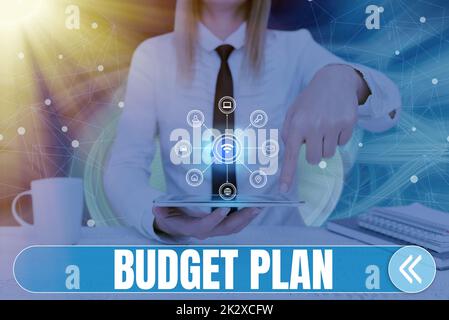 Visualizzazione concettuale piano di bilancio. Concetto che significa calendario finanziario per un periodo di tempo definito di solito anno Lady premendo schermo del telefono cellulare che mostra la tecnologia futuristica Foto Stock