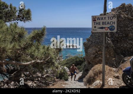 Karpathos, Grecia. 10th ago, 2021. Vista generale della spiaggia di Apella sull'isola di Karpathos. Karpathos è la seconda isola più grande del complesso greco Dodecaneso, nel Mar Egeo sudorientale. L'isola di Karpathos conserva ancora il suo stile di vita tradizionale, come il villaggio di 'Olympos', dove i nativi indossano ancora i costumi tradizionali. (Foto di Maria Makraki/SOPA Images/Sipa USA) Credit: Sipa USA/Alamy Live News Foto Stock