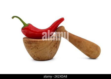 Pestello di legno con mortaio e peperoncino rosso Foto Stock