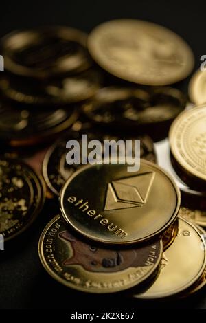 Criptovaluta di Ethereum d'oro Foto Stock