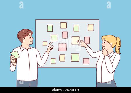 Dipendenti impegnati nel pensiero creativo in ufficio Foto Stock