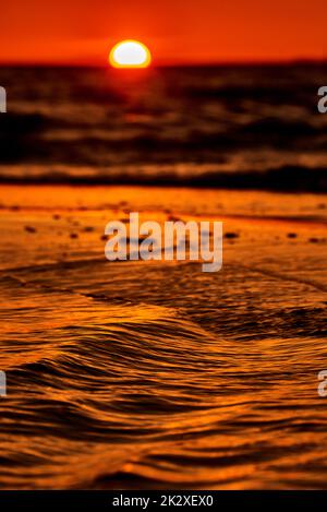 tramonto sul mar baltico paesaggio vibrante Foto Stock