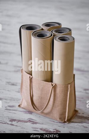 Stuoie intrecciate per yoga, meditazione o fitness. Attrezzature sportive in studio Foto Stock