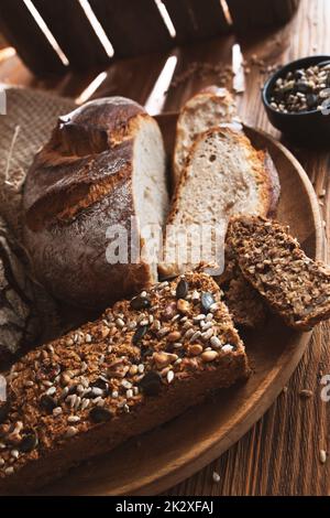 Diversi tipi di pane fresco Foto Stock