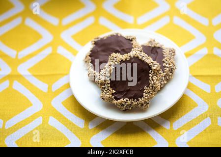 Biscotti fatti in casa con semi di sesamo, cioccolato Foto Stock