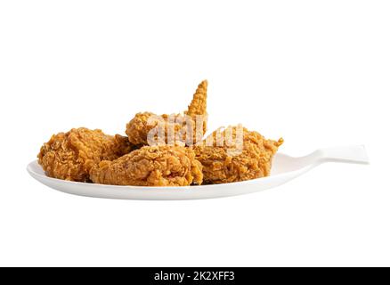 Pollo fritto servito su piatto bianco isolato su sfondo bianco, cibo spazzatura ad alto contenuto calorico Foto Stock