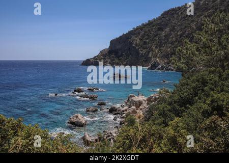Karpathos, Grecia. 10th ago, 2021. Vista generale della spiaggia di Apella sull'isola di Karpathos. Karpathos è la seconda isola più grande del complesso greco Dodecaneso, nel Mar Egeo sudorientale. L'isola di Karpathos conserva ancora il suo stile di vita tradizionale, come il villaggio ''Olympos'', dove i nativi indossano ancora i costumi tradizionali. (Credit Image: © Maria Makraki/SOPA Images via ZUMA Press Wire) Foto Stock