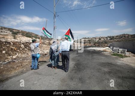 Nablus, Palestina. 23rd Set, 2022. I manifestanti palestinesi hanno fatto sventolarsi le bandiere durante la manifestazione contro gli insediamenti israeliani nel villaggio di Kafr Gheddaum, vicino alla città di Nablus, in Cisgiordania. (Foto di Nasser Ishtayeh/SOPA Images/Sipa USA) Credit: Sipa USA/Alamy Live News Foto Stock