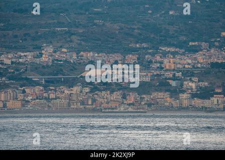 Vista sulla città di Messina e sul Mar Mediterraneo dell'isola Foto Stock