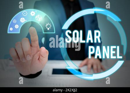 Didascalia di testo che presenta il pannello solare. Concetto che significa progettato per assorbire i raggi del sole fonte di energia che genera l'uomo d'affari in tuta che punta verso l'alto rappresentando il pensiero innovativo. Foto Stock