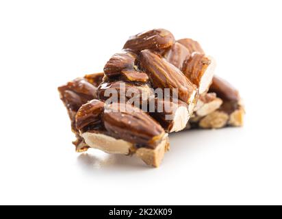 Mini bar di mandorle dolci isolati su sfondo bianco. Foto Stock