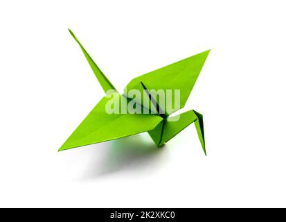 Origami di gru di carta verde isolato su sfondo bianco Foto Stock
