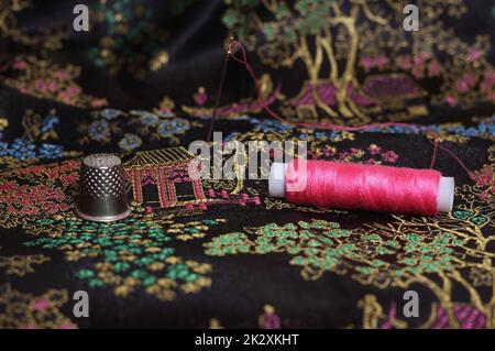 Filo rosa e tamburo su seta nera cinese d'epoca Foto Stock