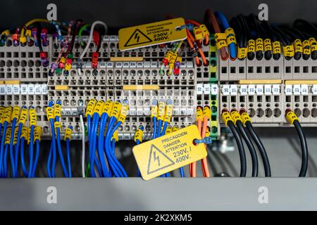 Schema elettrico delle macchine in fabbrica industriale. Schema dei terminali con etichetta e etichetta di avvertenza. Filo elettrico ad alta tensione. Pannello di controllo per macchine automatiche. Armadio elettrico di controllo. Foto Stock