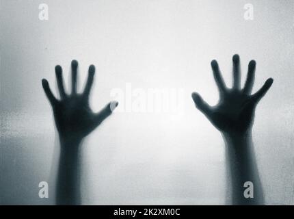 Figure adombrate dietro il vetro - sfondo horror Foto Stock