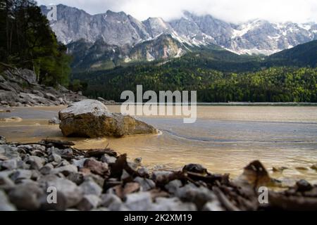 Il polline sull'acqua a riva. Foto Stock