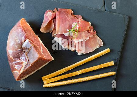 Prosciutto italiano servito con grissini Foto Stock