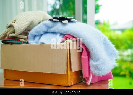 Donazioni di vestiti in scatola di cartone per volontari Foto stock - Alamy