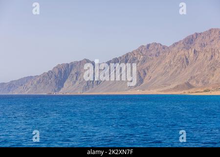 Il Mar Rosso sul Golfo di Aqaba, circondato dalle montagne della penisola del Sinai, Dahab, Egitto Foto Stock