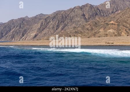 Il Mar Rosso sul Golfo di Aqaba, circondato dalle montagne della penisola del Sinai, Dahab, Egitto Foto Stock