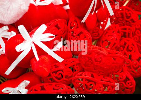 Concetto di San Valentino. Molti cuori rossi per fiori su sfondo rosso. Banner cartolina il giorno di San Valentino. Love data lovesick matrimonio romanticismo simbolo. Regalo di San Valentino Foto Stock