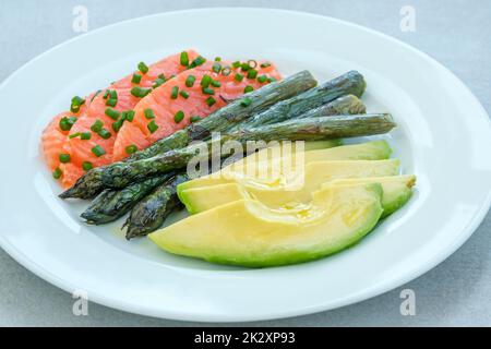 Piatto di salmone, avocado e asparagi Foto Stock