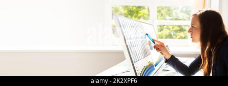 Imprenditrice analizzando i grafici sul computer Foto Stock