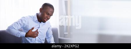 L'uomo che soffre di dolore toracico Foto Stock