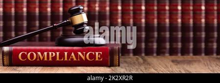 Giudicate Gavel E La Tavola Armonica Nel Compliance Law Book Foto Stock