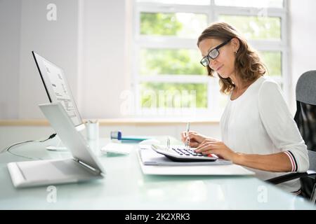 Contabile contabile Clerk Donna. Consulente bancario Foto Stock