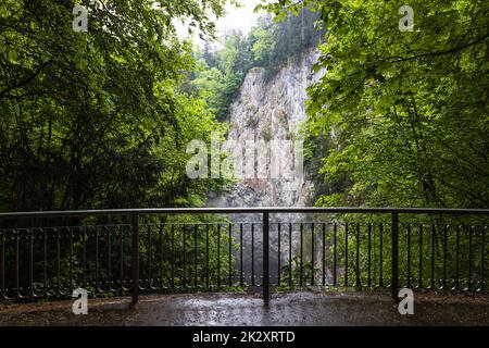 Macocha Gorge o Macocha Abyss. Buco nel sistema di grotte del Carso Moravo Punkva Foto Stock