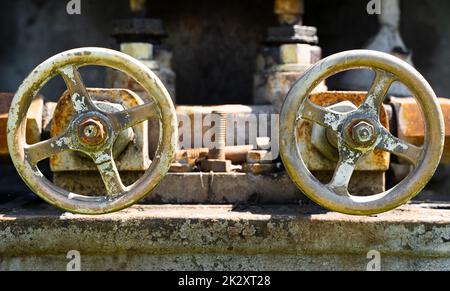 ruote con valvole industriali arrugginite e invecchiate Foto Stock