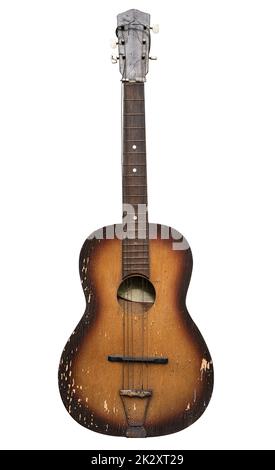 vecchia chitarra acustica grunga isolata su sfondo bianco Foto Stock