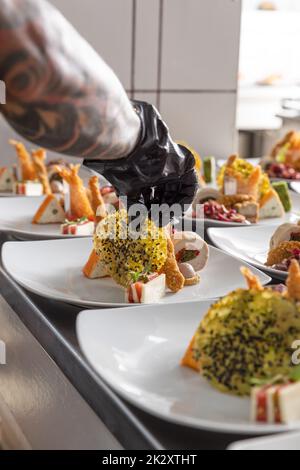 Lo chef prepara un menu in un ristorante di cucina, piastre essendo  riscaldata sotto lampade riscaldanti, Auberge de la Ferme Hueb,  Marckolsheim Foto stock - Alamy